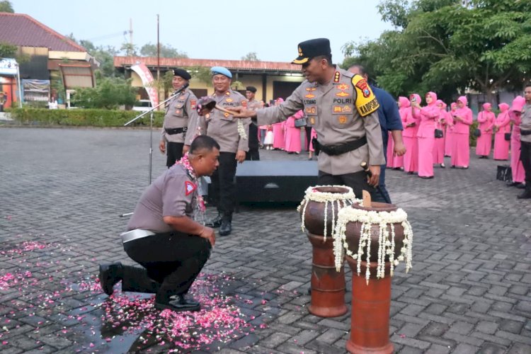 53 Anggota Polresta Sidoarjo Dapat Kado Kenaikan Pangkat di Hari Bhayangkara Ke-78