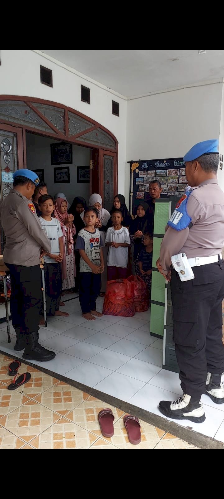 Hari Bhayangkara Ke-78, Si Propam Polresta Sidoarjo Berbagi di Panti Asuhan