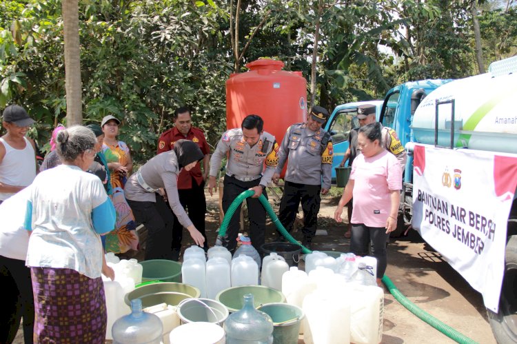 Musim Kemarau Polres Jember Distribusikan Bantuan Air Bersih Untuk Warga Desa Plalangan