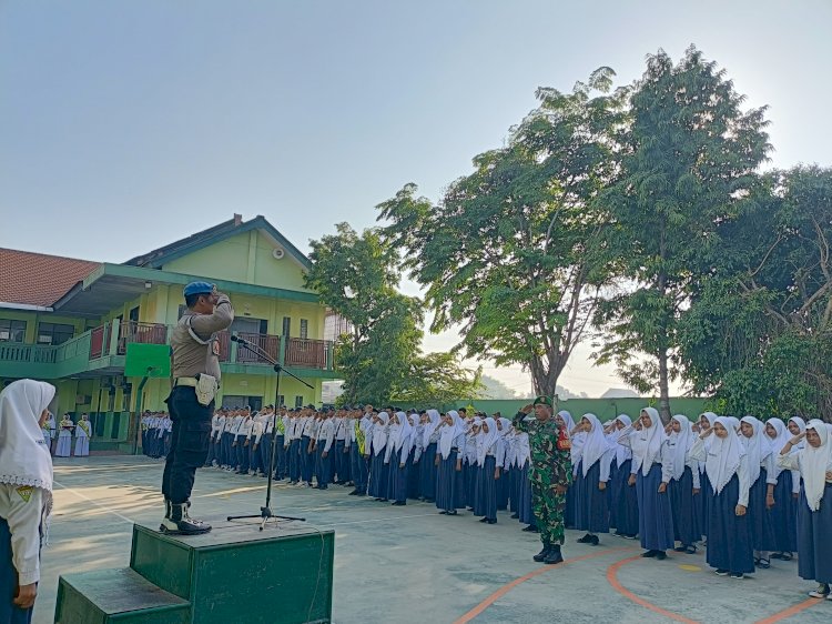 Bhabinkamtibmas dan Babinsa Rejeni Bina Disiplin Pelajar SMPI Krembung