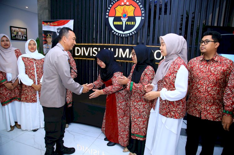 Jelang HUT Humas Polri, Irjen Pol Sandi Berangkatkan Anggotanya Umroh