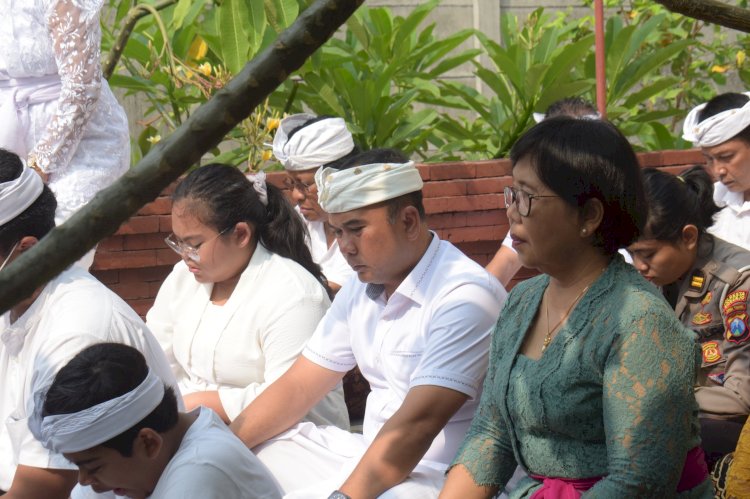 Ibadah Galungan, Polresta Sidoarjo Panjatkan Doa Pilkada Aman Damai