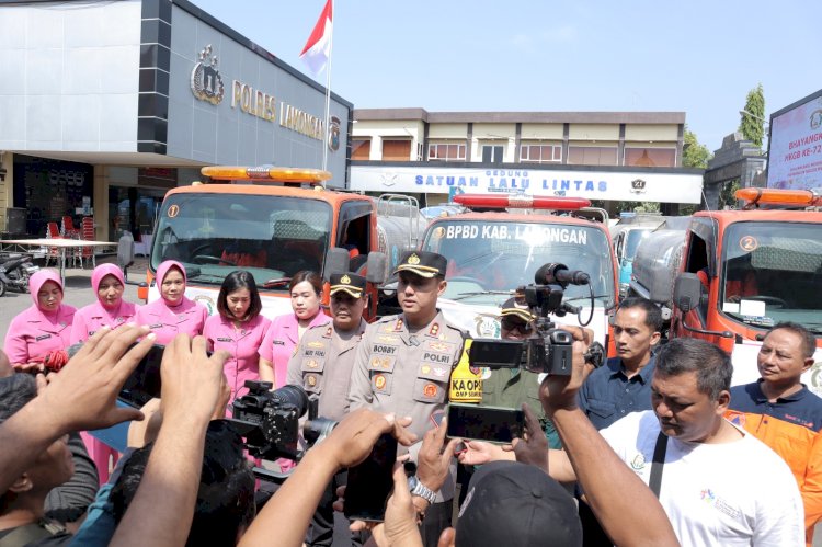 HKGB ke 72 Bhayangkari Polres Lamongan Dropping 107.000 Liter Bantuan Air Bersih