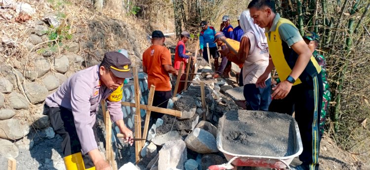 Sinergitas Polres Ponorogo bersama TNI dan Warga Bersihkan Lingkungan Cegah Banjir