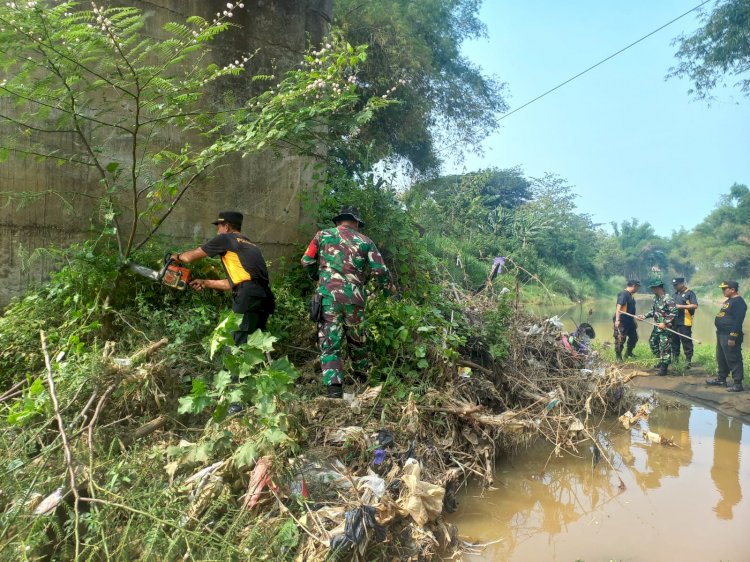 Kompak, Polres Ponorogo Bersama TNI dan Warga Bersihkan Sungai Cegah Banjir