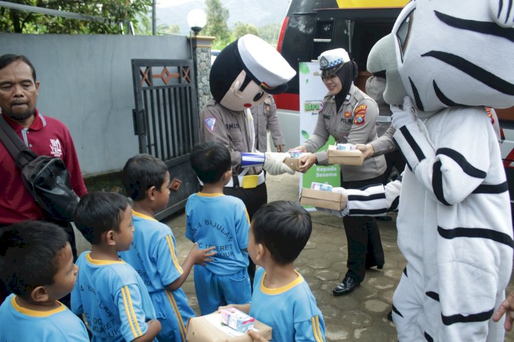 Mobil Cinta Polres Nganjuk Kembali Berbagi Ratusan Kotak Makan Siang Sehat Gratis