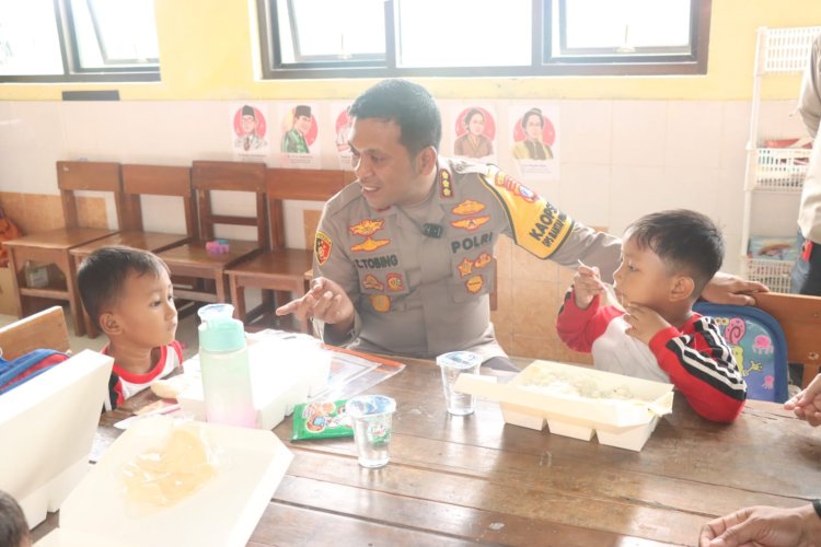 Polresta Sidoarjo Bagikan Makan Siang Bergizi untuk Pelajar TK dan SD