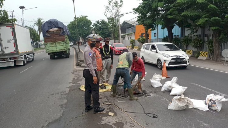 Jelang Nataru, Polres Pasuruan Mitigasi Jalur Surabaya-Malang, Tambal Jalan Berlubang