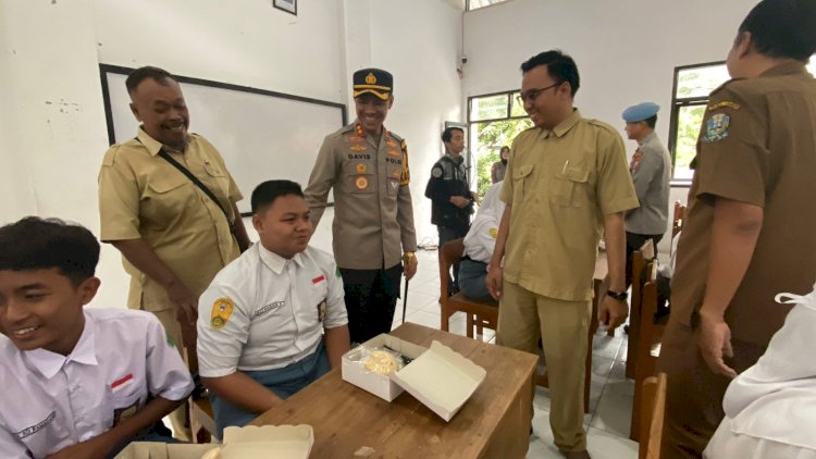 Si Sumeh dan  Si Sabar Polres Pasuruan Kota Kembali Berbagi Makanan Sehat Bergizi Gratis bagi Pelajar