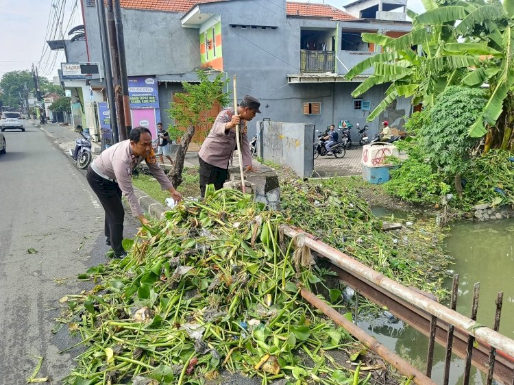 Cegah Banjir, Bersama Bersihkan Sungai Desa Sekardangan dari Enceng Gondok