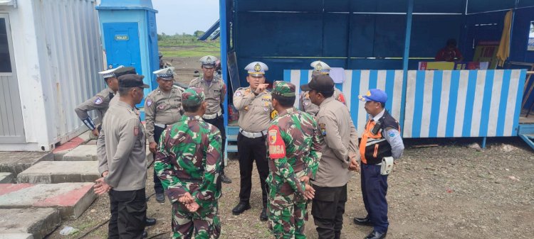 Antisipasi Arus Balik Polres Probolinggo Buka Satu Arah Tol Fungsional Probowangi Segmen Kraksaan - Gending