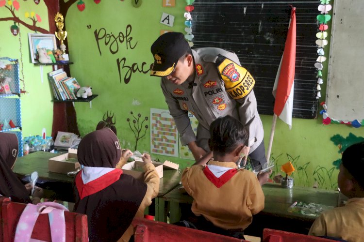 Jumat Berkah, Kapolres Probolinggo Berbagi Makanan Bergizi Untuk Siswa Sekolah Dasar