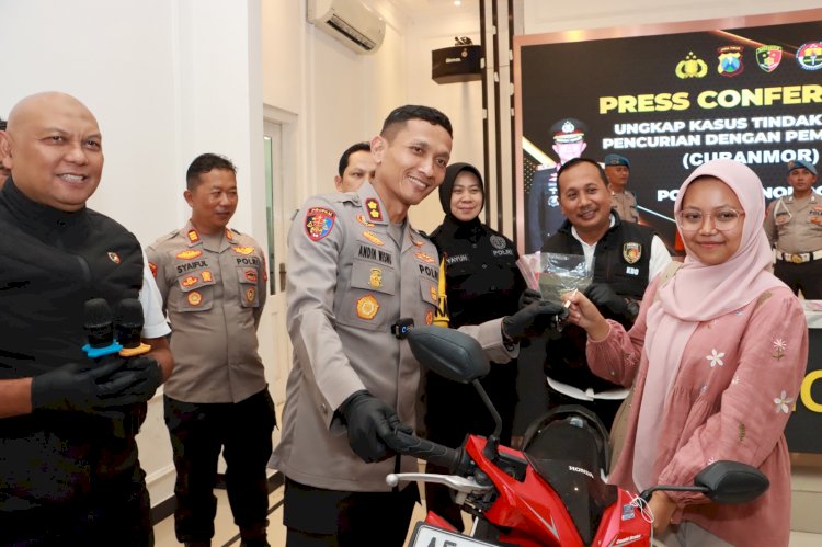 Pelaku Curanmor Ditangkap, Kapolres Ponorogo Kembalikan Motor Milik Korban