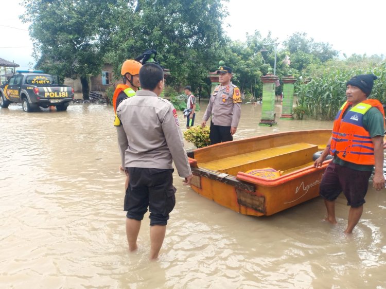 Sinergitas Polisi dan TNI Tanggap Bencana Sigap Bantu Warga Terdampak Banjir di Ngawi