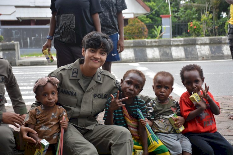 Dukung Tumbuh Kembang Anak Papua, Personel Ops Damai Cartenz-2025 Berbagi Susu Kotak di Mimika