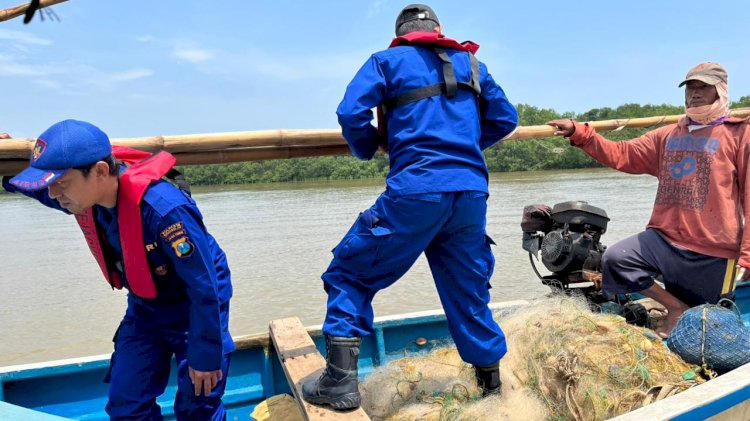 Polsek Balongbendo Serahkan Pupuk untuk Tanaman Jagung ke Masyarakat