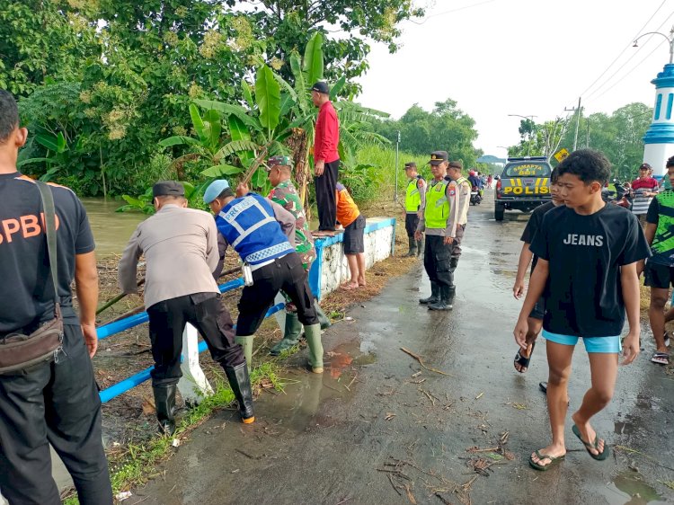 Tanggap Bencana, Polisi Bersama TNI dan Warga Bersihkan Sampah di Aliran Sungai Kali Ulo Magetan