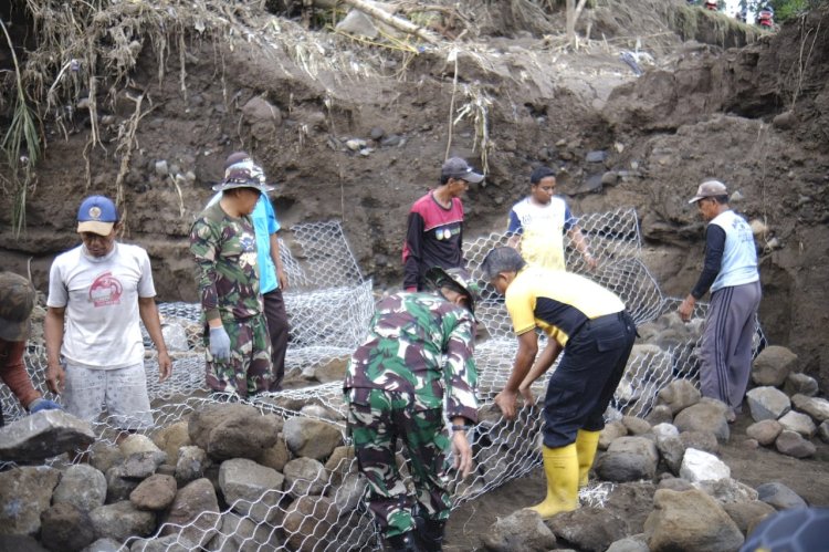 Gotong Royong Polres Kediri Bersama TNI dan Warga Pasang Bronjong di Lokasi Banjir