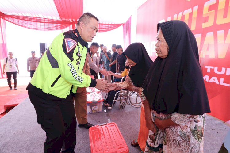 Patroli Jarak Jauh Naik Motor Kapolda Jatim Beri Bantuan Sembako Untuk Warga di Malang