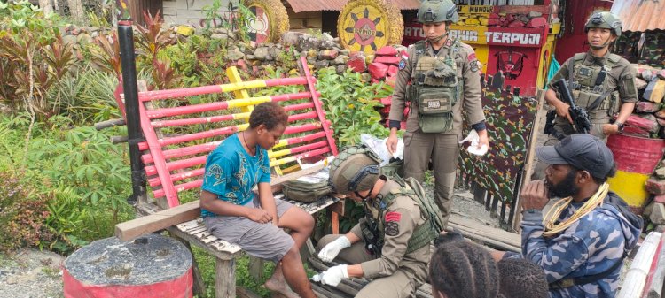 Tim Medis Satgas Ops Damai Cartenz Berikan Pelayanan Kesehatan bagi Warga Puncak Jaya