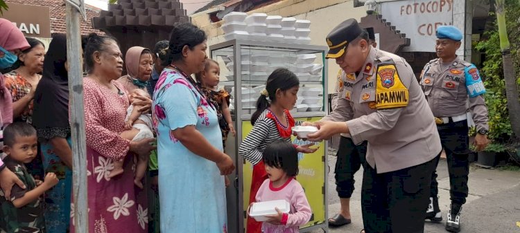 Polsek Taman Peduli dengan Bagikan Makanan Gratis