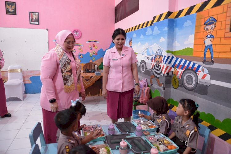 Ketua YKB Jatim Salurkan Makan Bergizi Gratis di Situbondo dan Bondowoso