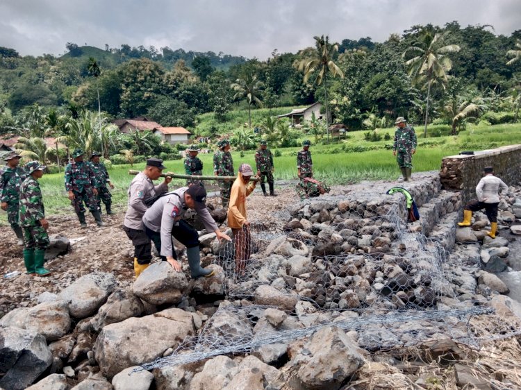 Gotong Royong, Polisi Bersama TNI dan Warga Bersihkan Material Banjir Bandang di Bondowoso