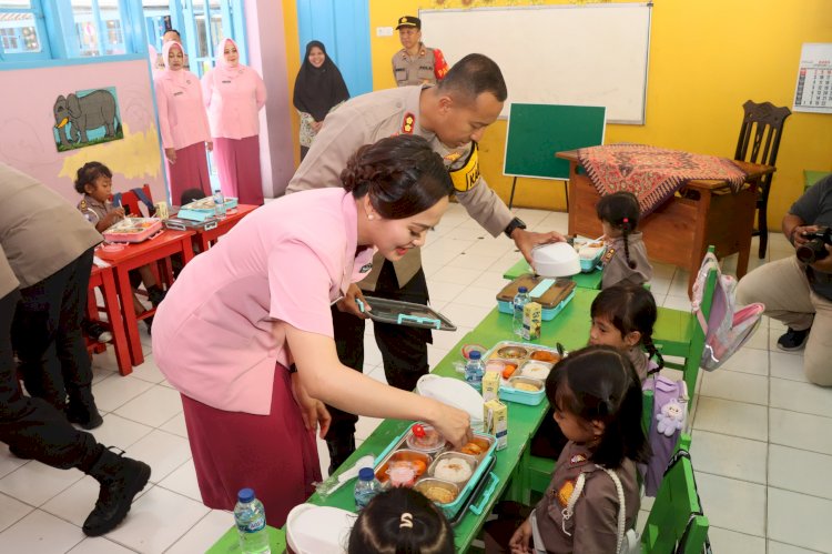 Cerianya Siswa TK Kemala Bhayangkari 42 Kota Kediri Mendapat Makan Bergizi Gratis