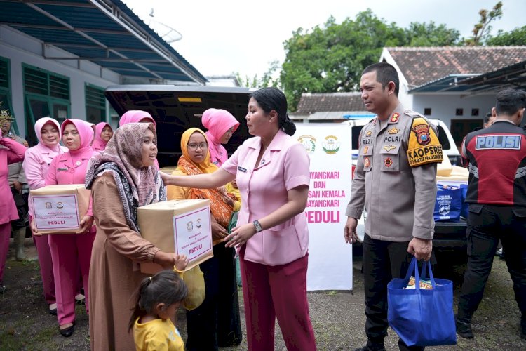 Polres Situbondo dan Bhayangkari Salurkan Bantuan kepada Warga Terdampak Banjir