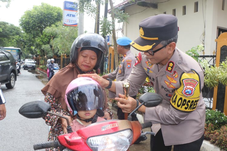 Operasi Keselamatan Semeru, Polres Trenggalek Bagi-bagi Helm Gratis