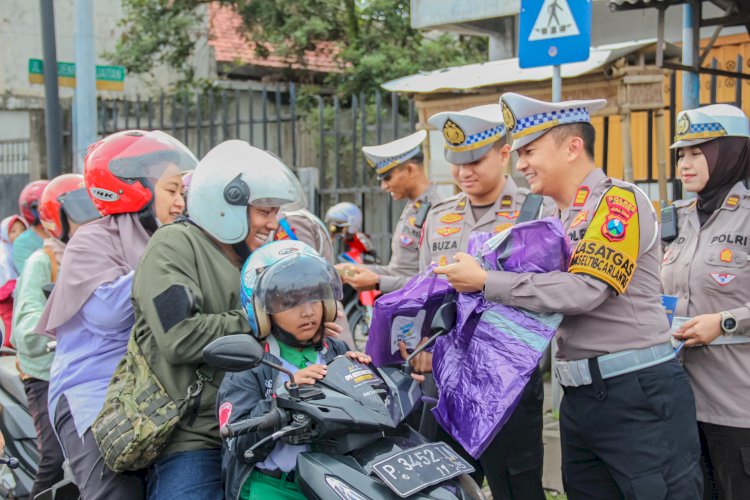 Operasi Keselamatan Semeru 2025 Polres Jember Berbagi Puluhan Jas Hujan untuk Pengendara Roda Dua