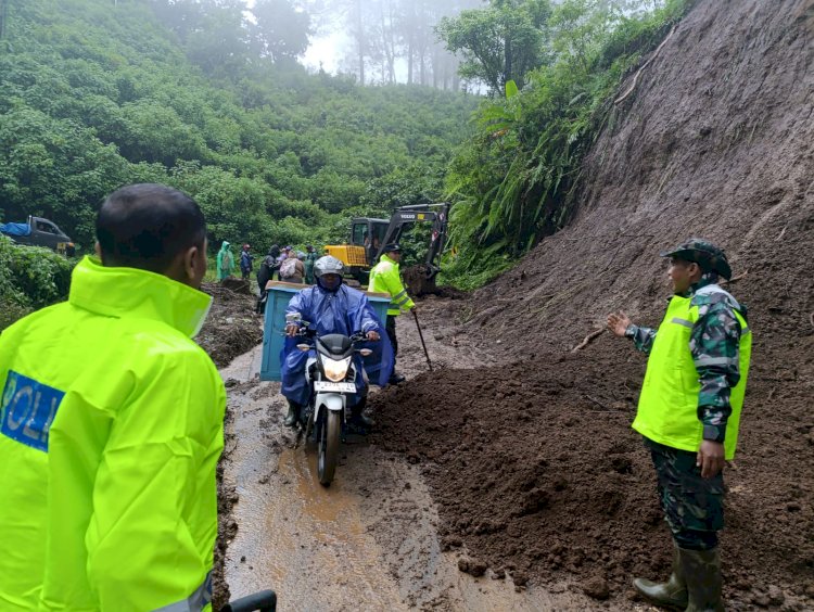 Polres Malang Terjunkan Tim Tanggap Bencana Tangani Longsor di Jalur Wisata Bromo