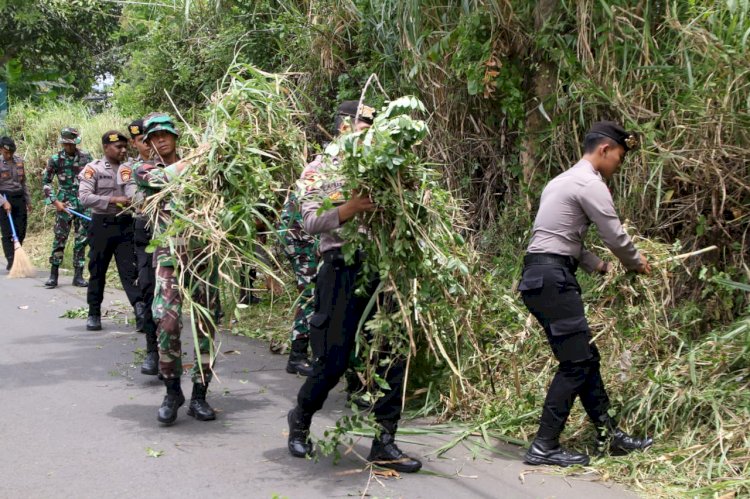 Perkuat Sinergitas dan Soliditas TNI - Polri di Malang Kompak Laksanakan Karya Bakti pada HUT ke - 64 Kostrad