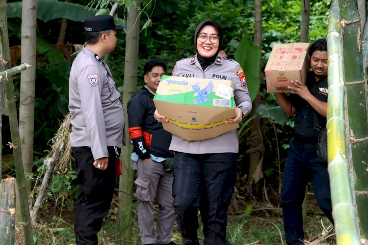 Polres Probolinggo Salurkan Bantuan Untuk Warga yang Rumahnya Rusak Akibat Bencana Alam