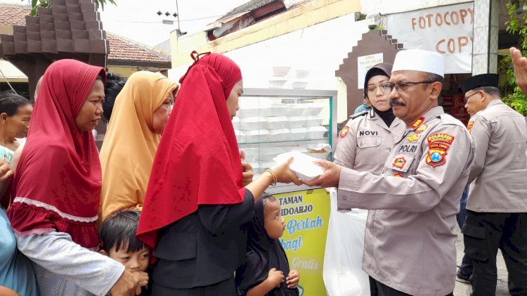 Jumat Berkah Polsek Taman Bagikan Makanan Gratis