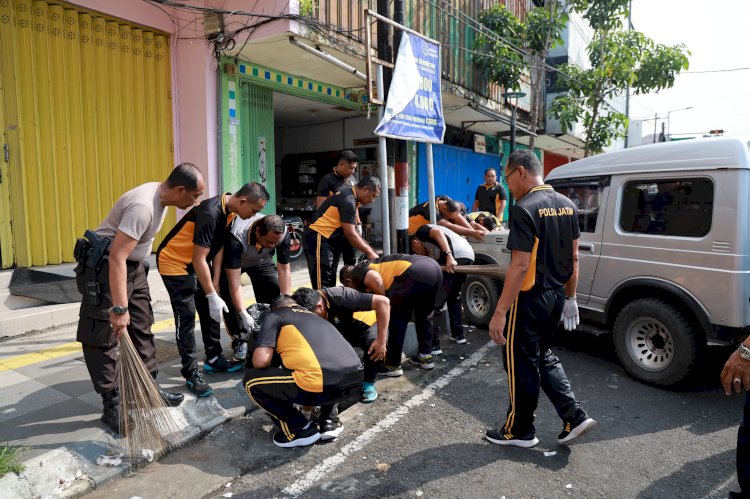 Respon Keluhan Masyarakat Saat Curhat Kamtibmas Polisi Kerja Bhakti Bersihkan Tumpukan Sampah di Jember