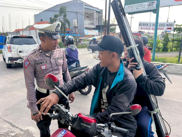 Edukasi Pentingnya Penggunaan Helm bagi Pengendara