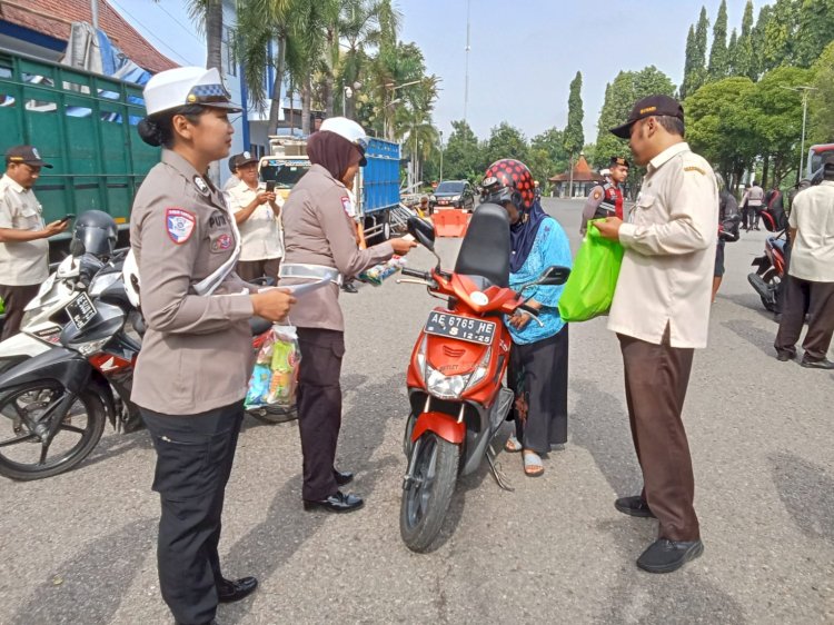 Operasi Keselamatan Semeru 2025 Polres Madiun Beri Helm dan Souvenir bagi Pengendara Tertib