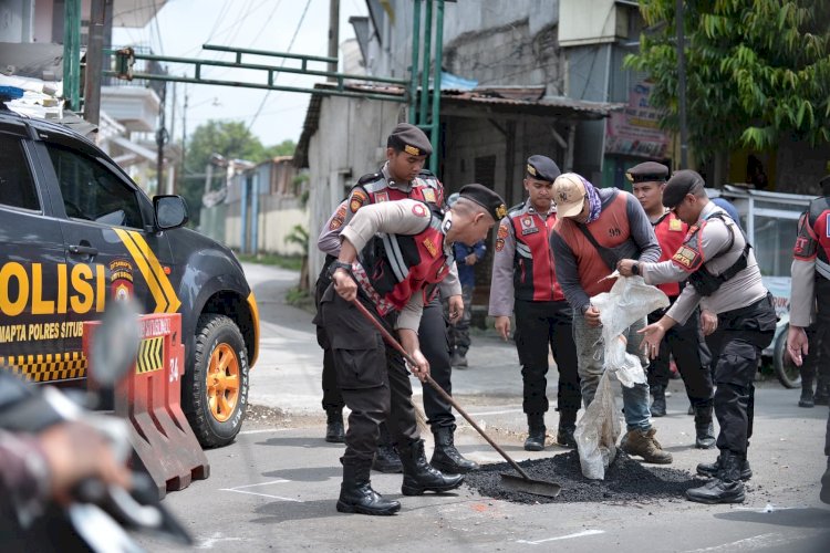 Harkamtibmas, Polres Situbondo Patroli Sambil Tambal Jalan Berlubang