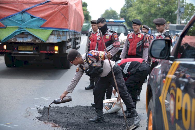 Harkamtibmas, Polres Situbondo Patroli Sambil Tambal Jalan Berlubang