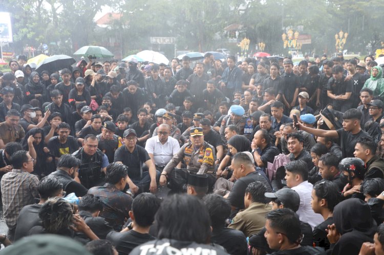 Momen Kapolresta Malang Kota Basah Kuyup, Duduk Bersila Ngobrol Bareng Mahasiswa Saat Suarakan Aspirasi