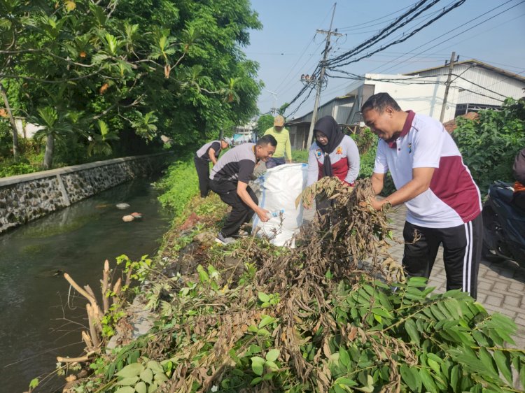 Polsek Gedangan Gelar Kerja Bakti Bersihkan Aliran Sungai