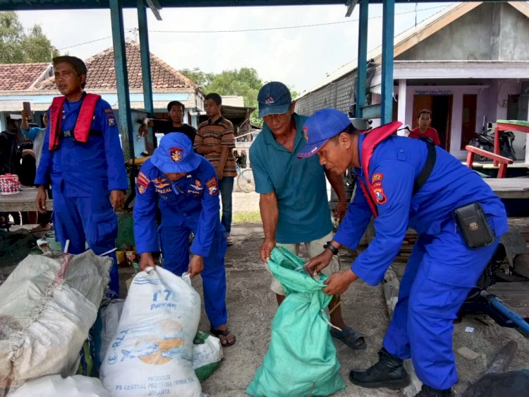 Satpolairud Polresta Sidoarjo bersama Nelayan Bersihkan Sampah di Kawasan Pesisir