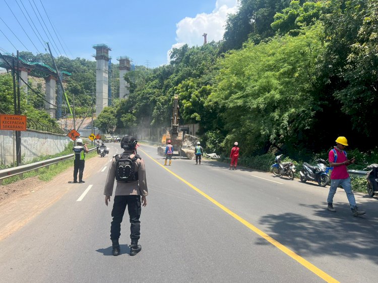 Kapolres Probolinggo Datangi Lokasi Pastikan Penyebab Jatuhnya Batu Besar di Jalan Raya Paiton