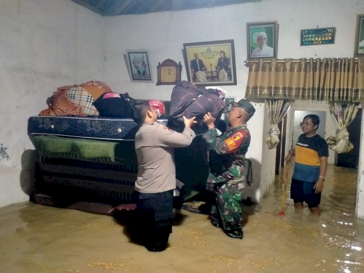 Sinergitas Polisi dan TNI Evakuasi Warga Terdampak Banjir di Kota Mojokerto