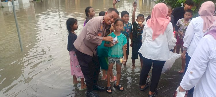 Kapolsek Krian Peduli Warga Terdampak Banjir di Desa Barengkrajan