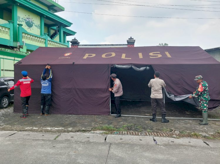 Solid Bersinergi Dirikan Tenda Darurat Siaga Banjir di Desa Barengkrajan