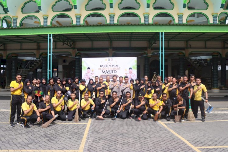 Jelang Ramadhan Polisi Sidoarjo Bersihkan Masjid