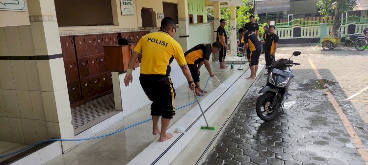 Jelang Ramadhan Polisi Sidoarjo Bersihkan Masjid