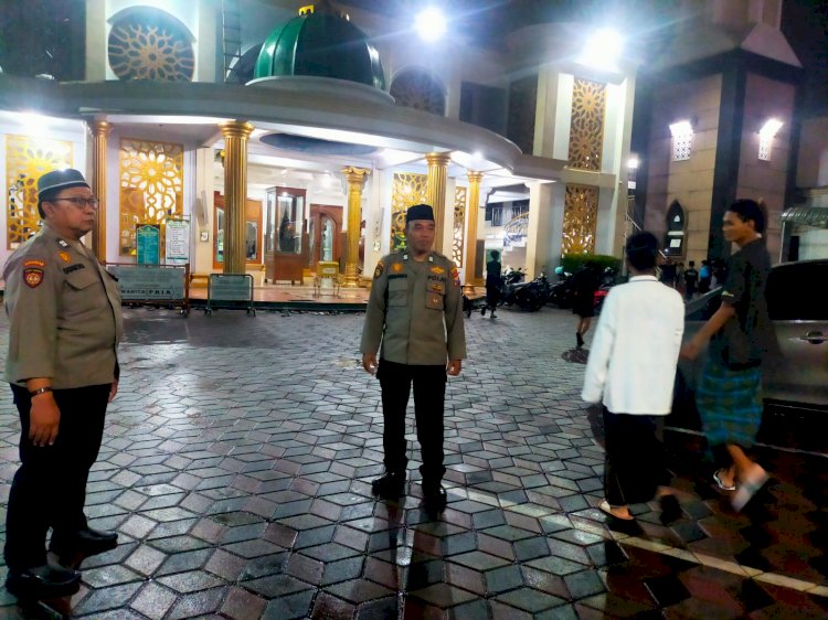 Polsek Gedangan Amankan Pelaksanaan Tarawih Pertama di Masjid Al Hidayah